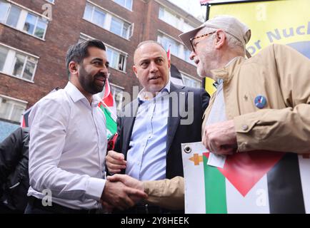 Londres, Royaume-Uni, 5 octobre 2024. Des 1000 partisans pro-palestiniens ont défilé dans le centre de Londres, un an après le 7 octobre. Les pancartes comprenaient beaucoup pour «mains du Liban» et «Starmer a du sang sur ses mains». La police a tenu les manifestants à l'écart d'une contre-manifestation israélienne à Aldwych. Crédit : Monica Wells/Alamy Live News Banque D'Images