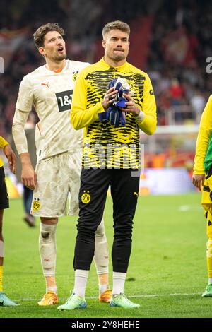 Berlin, Allemagne. 05 octobre 2024. Les gardiens Gregor Kobel et Alexander Meyer du Borussia Dortmund vus après le match de Bundesliga entre l'Union Berlin et le Borussia Dortmund à an der Alte Försterei à Berlin. Crédit : Gonzales photo/Alamy Live News Banque D'Images