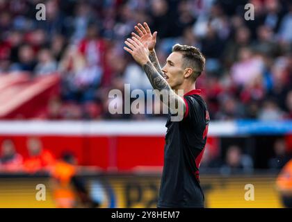 Leverkusen, BayArena, 05.10.2024 : Alejandro Grimaldo (Bayer 04 Leverkusen) enttäuscht beim Spiel der 1.Bundesliga Bayer 04 Leverkusen v. Holstein Kiel. Banque D'Images