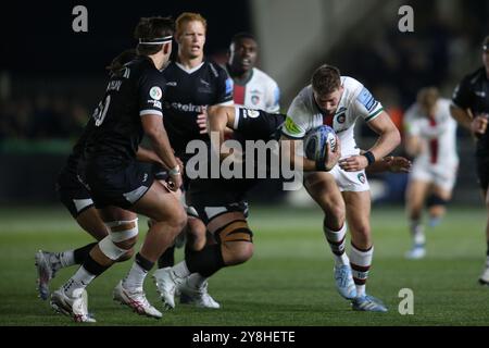 Freddie Steward de Leicester Tiger est attaqué lors du Gallagher Premiership match entre Newcastle Falcons et Leicester Tigers à Kingston Park, Newcastle le samedi 5 octobre 2024. (Photo : Michael Driver | mi News) crédit : MI News & Sport /Alamy Live News Banque D'Images