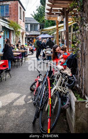 King's Road Yard Street Market, Pontcanna, Cardiff. Marché fermier, pop-ups, arts, artisanat, nourriture. Concept retail, cuisine artisanale, artisanat. communauté. Banque D'Images