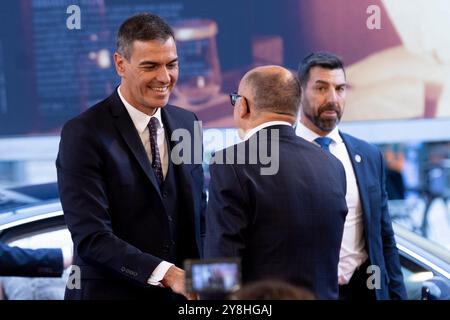 Le premier ministre Pedro Sánchez assiste au tapis rouge 'la Habitacion de Al Lado / The Room Next Door' lors du 72e Festival international du film de Saint-Sébastien au Palais Kursaal à Donostia-Saint-Sébastien. Banque D'Images