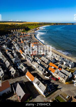 Vue aérienne depuis le drone du village de Cullen sur la côte de Moray à Moray, Écosse, Royaume-Uni Banque D'Images