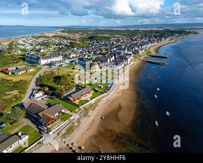 Vue aérienne depuis le drone du village de Findhorn sur la côte de Moray dans l'Aberdeenshire Écosse, Royaume-Uni Banque D'Images