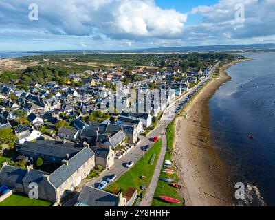 Vue aérienne depuis le drone du village de Findhorn sur la côte de Moray dans l'Aberdeenshire Écosse, Royaume-Uni Banque D'Images