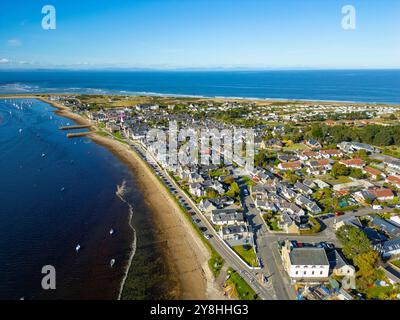 Vue aérienne depuis le drone du village de Findhorn sur la côte de Moray dans l'Aberdeenshire Écosse, Royaume-Uni Banque D'Images