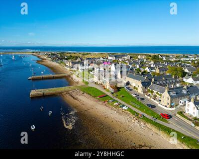 Vue aérienne depuis le drone du village de Findhorn sur la côte de Moray dans l'Aberdeenshire Écosse, Royaume-Uni Banque D'Images