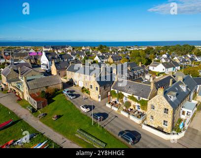 Vue aérienne depuis le drone de l'hôtel Kimberley Inn dans le village de Findhorn sur la côte de Moray dans l'Aberdeenshire Écosse, Royaume-Uni Banque D'Images