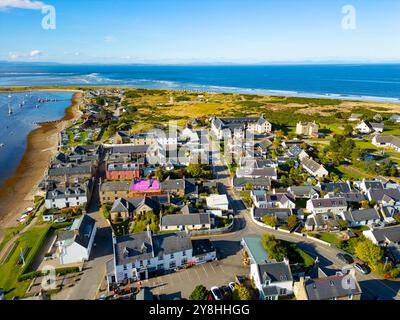 Vue aérienne depuis le drone du village de Findhorn sur la côte de Moray à Moray, Écosse, Royaume-Uni Banque D'Images