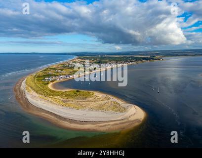 Vue aérienne depuis le drone de Findhorn Spit Beach et village sur la côte de Moray à Moray, Écosse, Royaume-Uni Banque D'Images