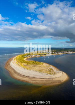 Vue aérienne depuis le drone de Findhorn Spit Beach et village sur la côte de Moray à Moray, Écosse, Royaume-Uni Banque D'Images