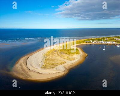 Vue aérienne depuis le drone de Findhorn Spit Beach et village sur la côte de Moray à Moray, Écosse, Royaume-Uni Banque D'Images