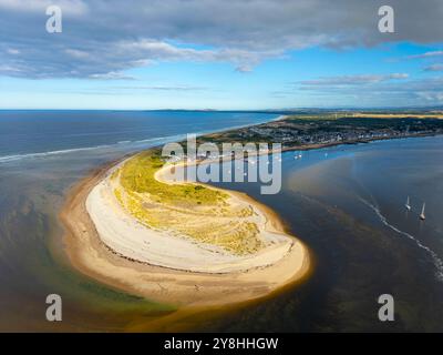 Vue aérienne depuis le drone de Findhorn Spit Beach et village sur la côte de Moray dans l'Aberdeenshire Écosse, Royaume-Uni Banque D'Images