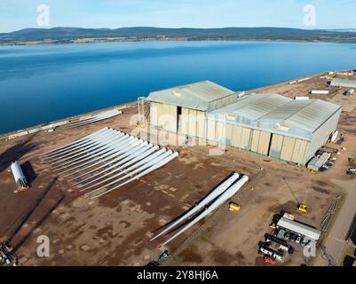 Vue aérienne depuis un drone de pales d'éoliennes offshore à Nigg Energy Park , Nigg, Ross et Cromarty, Scottish Highlands, Écosse, ROYAUME-UNI Banque D'Images