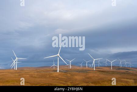 Vue aérienne depuis un drone d'éoliennes près d'Altnaharra à Sutherland, Highlands écossais, Écosse, Royaume-Uni Banque D'Images