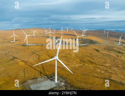 Vue aérienne depuis un drone d'éoliennes près d'Altnaharra à Sutherland, Highlands écossais, Écosse, Royaume-Uni Banque D'Images