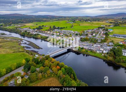 Vue aérienne depuis le drone du village de Bonar Bridge sur Kyle of Sutherland, Highlands écossais, Écosse, Royaume-Uni Banque D'Images