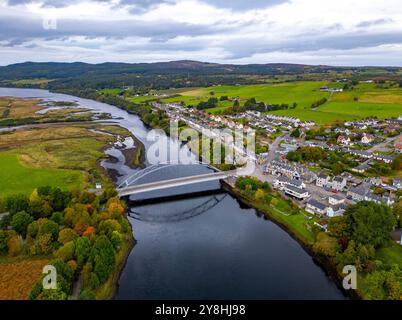 Vue aérienne depuis le drone du village de Bonar Bridge sur Kyle of Sutherland, Highlands écossais, Écosse, Royaume-Uni Banque D'Images