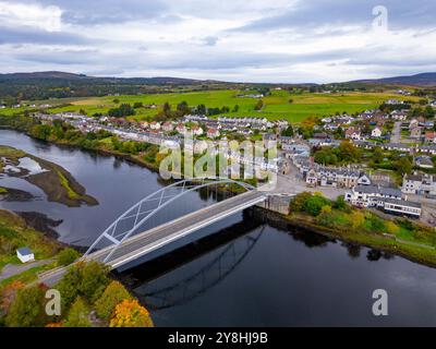 Vue aérienne depuis le drone du village de Bonar Bridge sur Kyle of Sutherland, Highlands écossais, Écosse, Royaume-Uni Banque D'Images