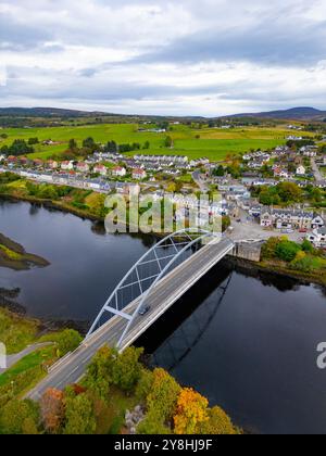 Vue aérienne depuis le drone du village de Bonar Bridge sur Kyle of Sutherland, Highlands écossais, Écosse, Royaume-Uni Banque D'Images