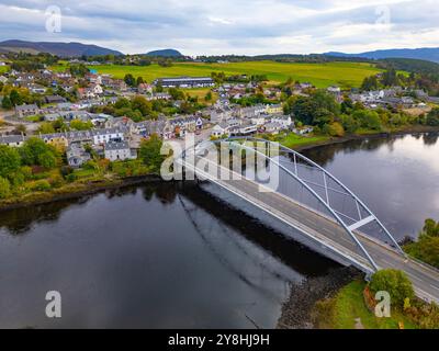 Vue aérienne depuis le drone du village de Bonar Bridge sur Kyle of Sutherland, Highlands écossais, Écosse, Royaume-Uni Banque D'Images