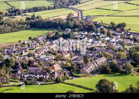 Vue d'en haut du village de Rainow dans le Cheshire, niché au pied de la crête Kerridge entre Macclesfield et Bollington Banque D'Images