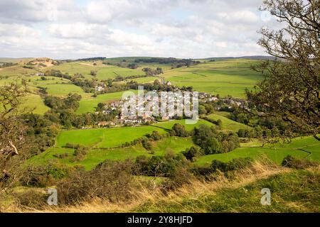 Vue d'en haut du village de Rainow dans le Cheshire, niché au pied de la crête Kerridge entre Macclesfield et Bollington Banque D'Images