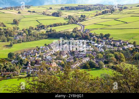 Vue d'en haut du village de Rainow dans le Cheshire, niché au pied de la crête Kerridge entre Macclesfield et Bollington Banque D'Images