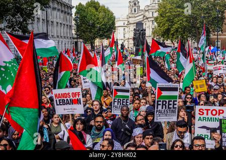 Londres, Royaume-Uni. 5 octobre 2024. La marche arrive à Whitehall à l'extérieur de Downing Street pour des discours - manifestation palestinienne et mars un an après, appelant à une «fin du génocide», un cessez-le-feu maintenant, les mains libres du Liban et à cesser d'armer Israël. La manifestation a été organisée par Stop the War, la Palestine Solidarity Campaign UK et les amis d'Al Aqsa et d'autres. Crédit : Guy Bell/Alamy Live News Banque D'Images