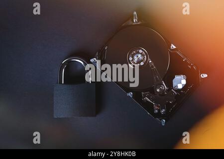 Enregistrement des données utilisateur. Piratage d'un mot de passe sur un PC. Fermeture de l'accès aux fichiers. Pirates informatiques et données secrètes. Disque dur et clé avec serrure.. Banque D'Images