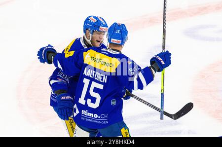 Kloten, Suisse, 5 octobre 2024 : célébrations du #29 Niko Ojamaki et du #15 Miro Aaltonen (tous deux Kloten) à la 7ème minute du match. #15 Miro Aaltonen (Kloten) marque l'égaliseur pour le faire 1-1. (Photo de Andreas Haas/dieBildmanufaktur) crédit : dieBildmanufaktur/Alamy Live News Banque D'Images