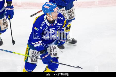 Kloten, Suisse, 5 octobre 2024 : le buteur #15 Miro Aaltonen (Kloten) regarde de manière critique le tableau de bord de l'égaliseur à la 7e minute du match pour faire 1:1. (Photo de Andreas Haas/dieBildmanufaktur) crédit : dieBildmanufaktur/Alamy Live News Banque D'Images