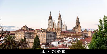 Coucher de soleil sur Saint-Jacques-de-Compostelle vu du célèbre point de vue de la cathédrale dans le parc Alameda, Galice en Espagne Banque D'Images