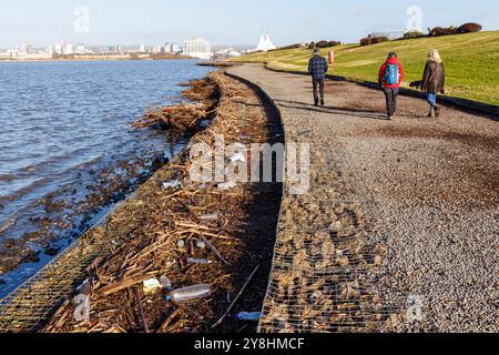 Marcher sur le barrage autour de Cardiff Bay, pays de Galles, Royaume-Uni Banque D'Images