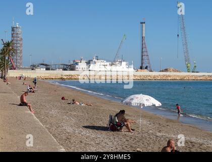 Tasucu, Turquie. 05 octobre 2024. La plage et le port de Ta?ucu, Turquie, 5 octobre 2024. La ville est en train de devenir une destination populaire pour des milliers de ressortissants libanais fuyant le port de Tripoli, au nord du Liban. Beaucoup de gens quittent le Liban par bateau car de nombreuses compagnies aériennes ne sont plus actives au Liban en raison de la guerre en cours. Ta?ucu est le principal terminal de ferry du sud de la Turquie. (Photo par Elisa Gestri/Sipa USA) crédit : Sipa USA/Alamy Live News Banque D'Images