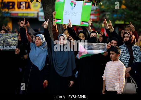 Gaziantep, Turkiye. 11 octobre 2023. Des membres et des partisans du mouvement Furkan à Gaziantep organisent une manifestation de solidarité avec les Palestiniens et contre les attaques israéliennes en cours dans la bande de Gaza. Les manifestants portaient le drapeau national palestinien et des banderoles soutenant la résistance palestinienne, certains participants se faisant passer pour les Palestiniens dans leur longue lutte contre l'occupation israélienne Banque D'Images