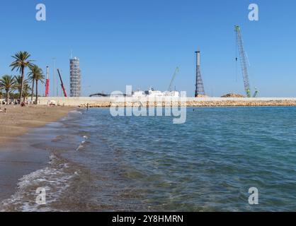 Tasucu, Turquie. 05 octobre 2024. La plage et le port de Ta?ucu, Turquie, 5 octobre 2024. La ville est en train de devenir une destination populaire pour des milliers de ressortissants libanais fuyant le port de Tripoli, au nord du Liban. Beaucoup de gens quittent le Liban par bateau car de nombreuses compagnies aériennes ne sont plus actives au Liban en raison de la guerre en cours. Ta?ucu est le principal terminal de ferry du sud de la Turquie. (Photo par Elisa Gestri/Sipa USA) crédit : Sipa USA/Alamy Live News Banque D'Images