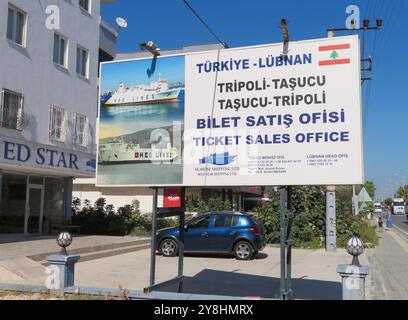 Tasucu, Turquie. 05 octobre 2024. Annonce d'une ligne de ferry pour le Liban, Ta?ucu, Turquie, 5 octobre 2024. La ville est en train de devenir une destination populaire pour des milliers de ressortissants libanais fuyant le port de Tripoli, au nord du Liban. Beaucoup de gens quittent le Liban par bateau car de nombreuses compagnies aériennes ne sont plus actives au Liban en raison de la guerre en cours. Ta?ucu est le principal terminal de ferry du sud de la Turquie. (Photo par Elisa Gestri/Sipa USA) crédit : Sipa USA/Alamy Live News Banque D'Images