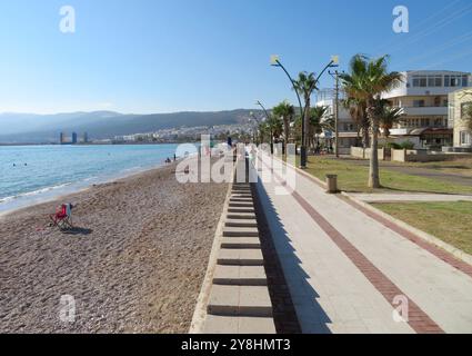 Tasucu, Turquie. 05 octobre 2024. La plage de Ta?ucu, Turquie, 5 octobre 2024. La ville est en train de devenir une destination populaire pour des milliers de ressortissants libanais fuyant le port de Tripoli, au nord du Liban. Beaucoup de gens quittent le Liban par bateau car de nombreuses compagnies aériennes ne sont plus actives au Liban en raison de la guerre en cours. Ta?ucu est le principal terminal de ferry du sud de la Turquie. (Photo par Elisa Gestri/Sipa USA) crédit : Sipa USA/Alamy Live News Banque D'Images