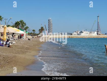 Tasucu, Turquie. 05 octobre 2024. La plage et le port de Ta?ucu, Turquie, 5 octobre 2024. La ville est en train de devenir une destination populaire pour des milliers de ressortissants libanais fuyant le port de Tripoli, au nord du Liban. Beaucoup de gens quittent le Liban par bateau car de nombreuses compagnies aériennes ne sont plus actives au Liban en raison de la guerre en cours. Ta?ucu est le principal terminal de ferry du sud de la Turquie. (Photo par Elisa Gestri/Sipa USA) crédit : Sipa USA/Alamy Live News Banque D'Images