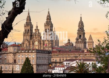 Coucher de soleil sur Saint-Jacques-de-Compostelle vu du célèbre point de vue de la cathédrale dans le parc Alameda, Galice en Espagne Banque D'Images