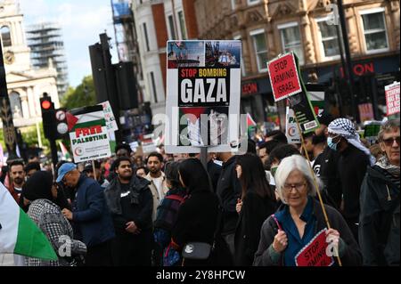 LONDRES, ANGLETERRE : 5 octobre 2024 : un an après, la vérité sur la démocratie occidentale continue de fournir plus d'armes et de financement à Israël, les encourageant à commettre le génocide à Gaza. Le monde occidental tout entier marche pour la Palestine alors que nous célébrons un an depuis le génocide d'Israël contre le peuple palestinien. Comment fonctionne la démocratie ? Les marcheurs qui soutiennent la démocratie choisissent le chef du parti pour financer la guerre et fournissent des armes à travers le monde, qui sont utilisées pour génocide des gens de couleur. Aujourd’hui, la marche appelle à un cessez-le-feu et à cesser d’armer Israël à Londres, au Royaume-Uni. (Photo de 李世惠/voir Li/Pi Banque D'Images