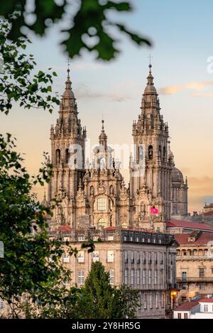 Coucher de soleil sur Saint-Jacques-de-Compostelle vu du célèbre point de vue de la cathédrale dans le parc Alameda, Galice en Espagne Banque D'Images