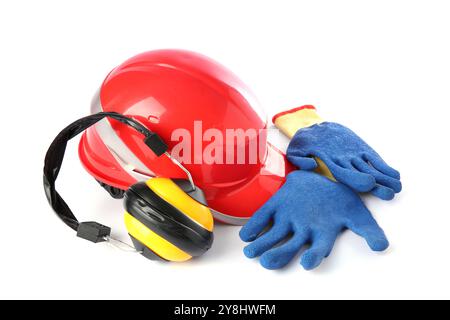 Casque, gants et protections auditives orange isolés sur blanc. Équipement de sécurité Banque D'Images