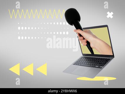Main de journaliste avec microphone sortant de l'ordinateur portable sur fond gris. Collage créatif Banque D'Images