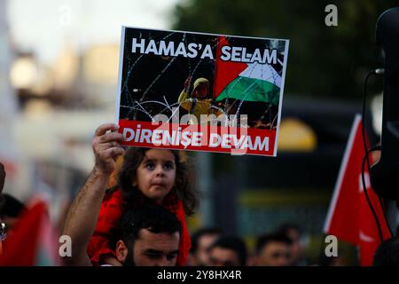 Gaziantep, Turkiye. 11 octobre 2023. Des membres et des partisans du mouvement Furkan à Gaziantep organisent une manifestation de solidarité avec les Palestiniens et contre les attaques israéliennes en cours dans la bande de Gaza. Les manifestants portaient le drapeau national palestinien et des banderoles soutenant la résistance palestinienne, certains participants se faisant passer pour les Palestiniens dans leur longue lutte contre l'occupation israélienne Banque D'Images