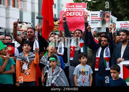 Gaziantep, Turkiye. 11 octobre 2023. Des membres et des partisans du mouvement Furkan à Gaziantep organisent une manifestation de solidarité avec les Palestiniens et contre les attaques israéliennes en cours dans la bande de Gaza. Les manifestants portaient le drapeau national palestinien et des banderoles soutenant la résistance palestinienne, certains participants se faisant passer pour les Palestiniens dans leur longue lutte contre l'occupation israélienne Banque D'Images