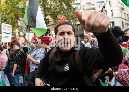 Londres, Angleterre, Royaume-Uni. 5 octobre 2024. Des milliers de personnes se sont rassemblées dans le centre de Londres pour la Marche nationale pour la Palestine, organisée par la Palestine Solidarity Campaign. Les manifestants ont appelé à un cessez-le-feu à Gaza et au Liban dans le contexte du conflit en cours qui s'est intensifié après les attaques meurtrières du Hamas contre Israël un an plus tôt. Les manifestants ont marché de Russell Square à Downing Street, scandant ''Free Palestine'' et ''cessez-le-feu maintenant''. La manifestation a mis en lumière le nombre croissant de morts parmi les civils à Gaza, exhortant le gouvernement britannique à agir. Plusieurs arrestations ont été effectuées lors de l'événement pour l'ordre public o Banque D'Images