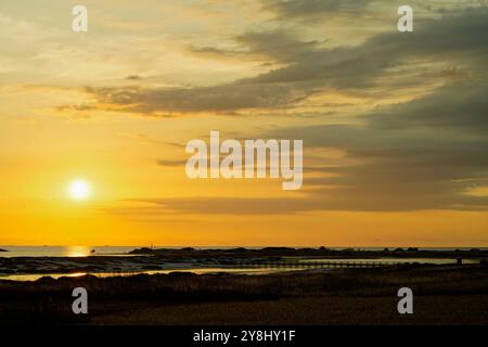 Coucher de soleil sur les collines de la péninsule de Sinis, Oristano, Sardaigne, Italie Banque D'Images