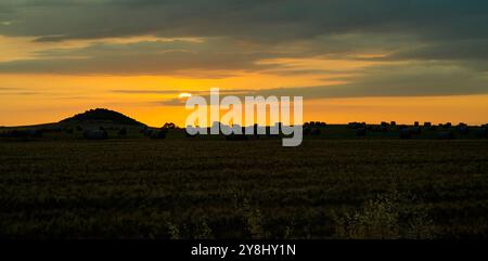 Coucher de soleil sur les collines de la péninsule de Sinis, Oristano, Sardaigne, Italie Banque D'Images